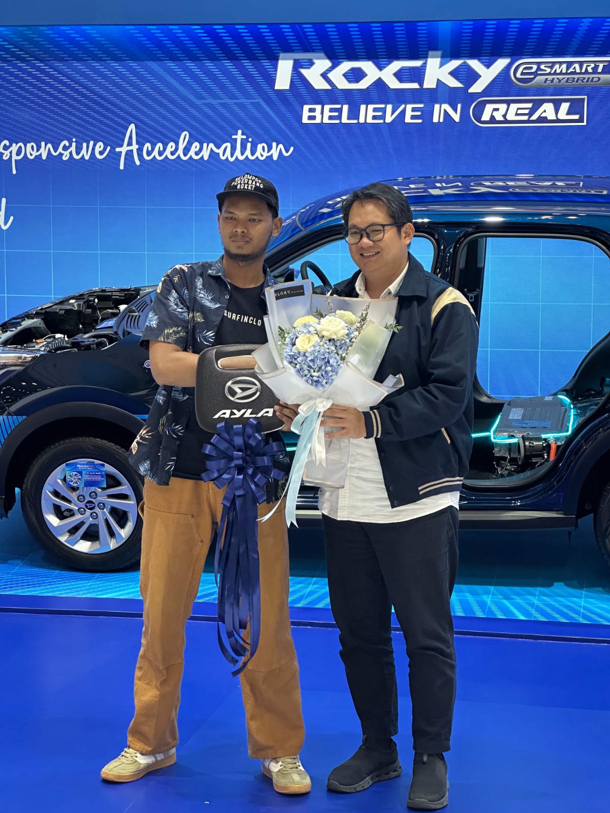 Prosesi penyerahan simbolis mobil modifikasi Daihatsu Ayla Retro Future kepada pemenang pada 29 November 2025