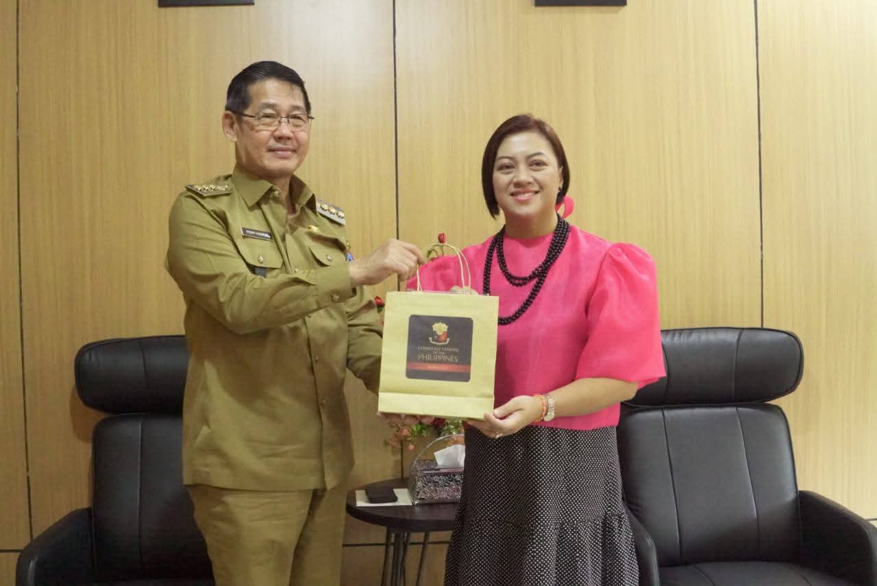 Konjen Filipina Mary Jennifer Domingo Dingal disambut Wali Kota Bitung Hengky Honandar.(Dok Istimewa)