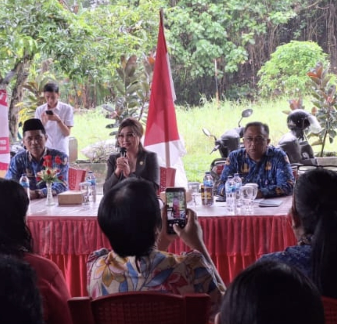 Irene Pinontoan ketika turun reses di Kecamatan Bunaken.