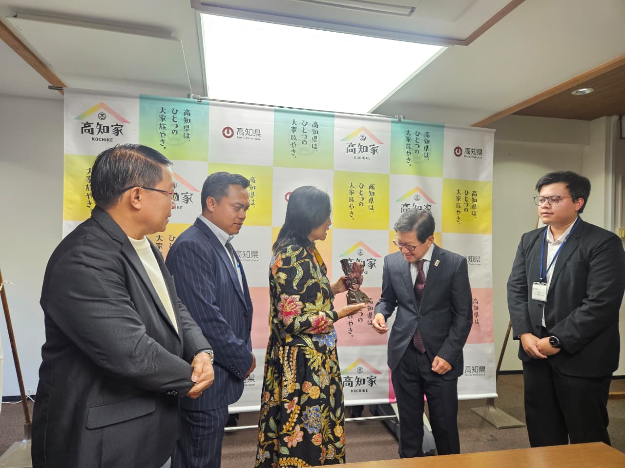 Ny Anik Yulius Selvanus ketika bertemu dengan Gubernur Hamada Seiji.