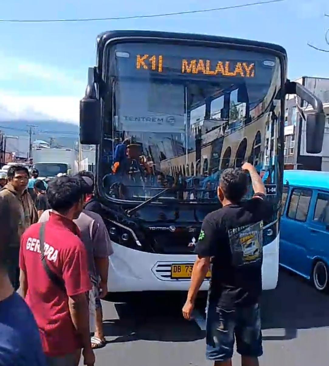 Nampak sejumlah supir mikro saat menghentikan Bus BTS yang sedang beroperasi, Selasa (2/12).