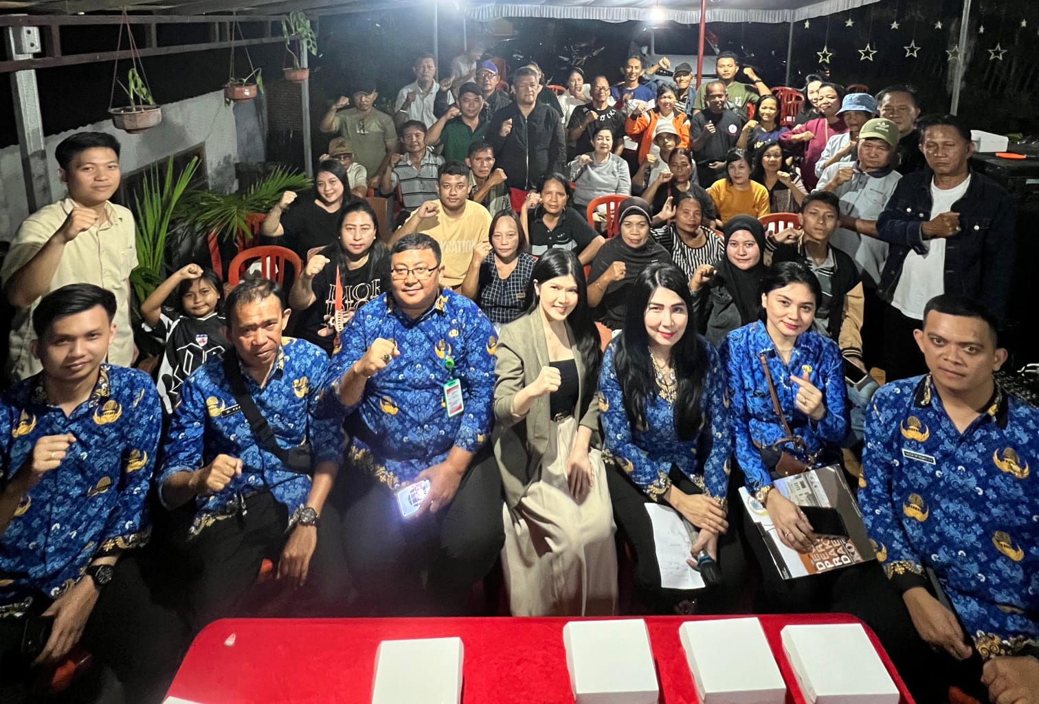 Anggota DPRD Kota Manado, Monica Tambajong saat menyerap aspirasi masyarakat di Kelurahan Teling Atas