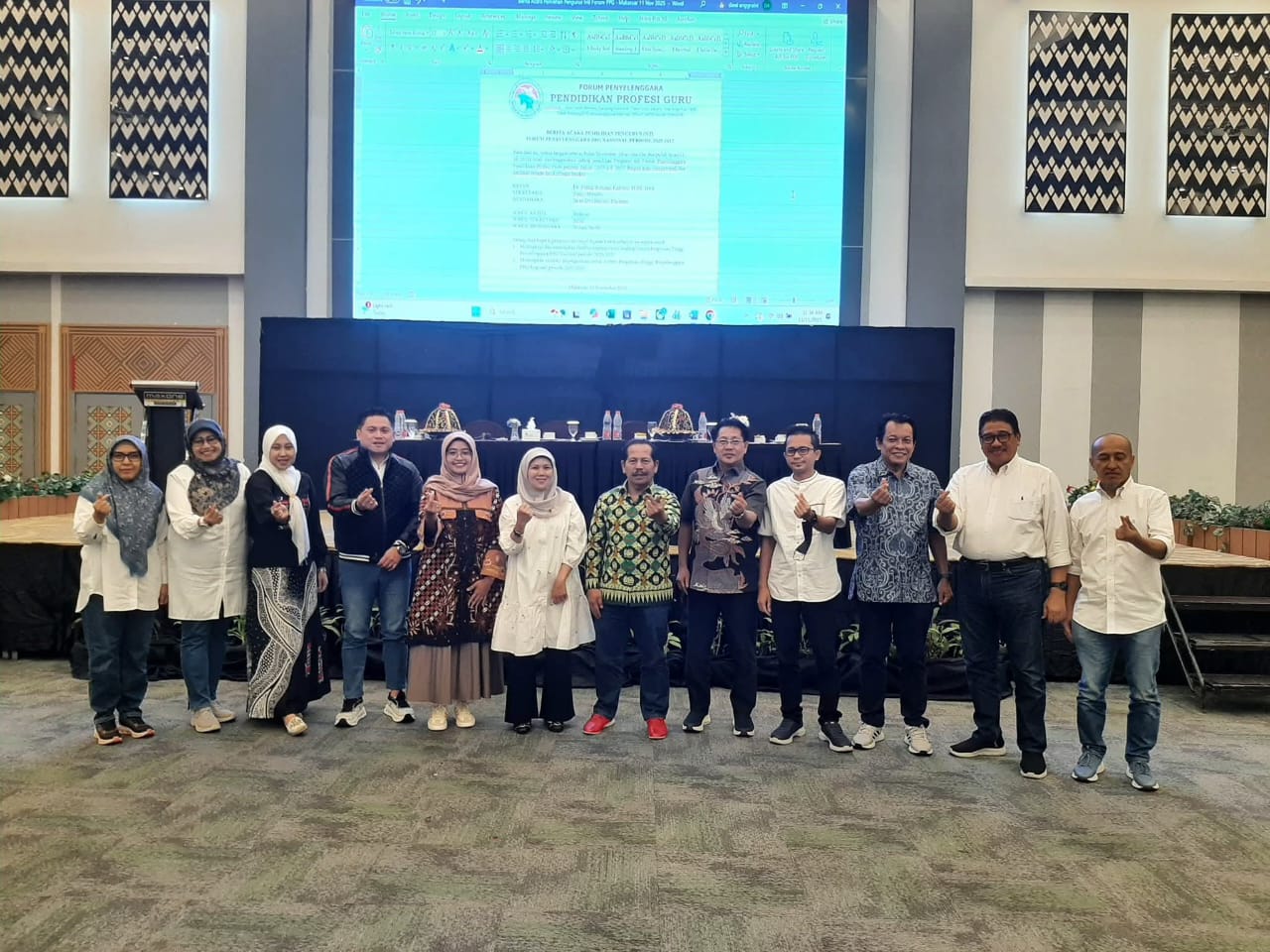 Para peserta Rakornas Forum Penyelenggara PPG Nasional berfoto bersama usai sidang pleno penetapan kepengurusan periode 2025&ndash;2029 di Makassar.