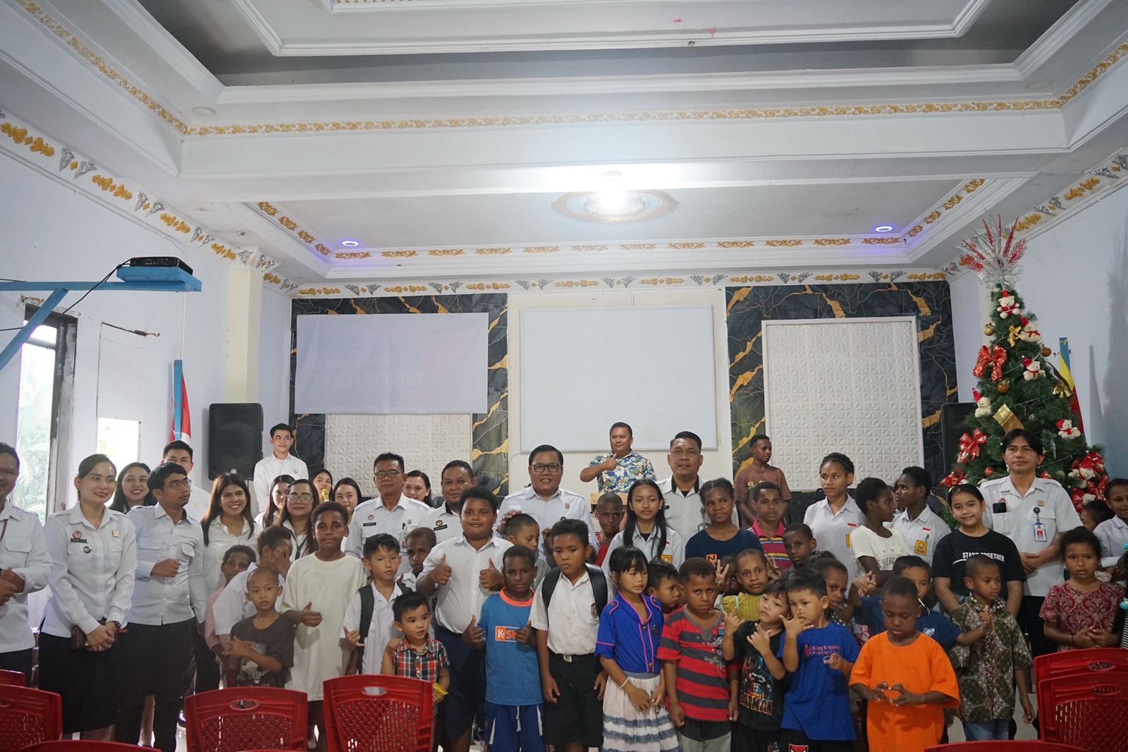 Rombongan Persekutuan Oikumene yang dipimpin langsung Kepala Kanwil Kemenkum Sulut Kurniaman Telaumbanua, disambut penuh sukacita oleh pendiri panti, para pengasuh, serta puluhan anak yatim piatu