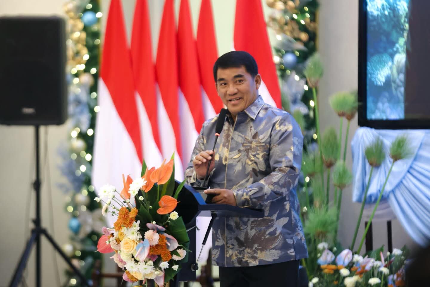 Gubernur Mayjen TNI (Purn) Yulius Selvanus