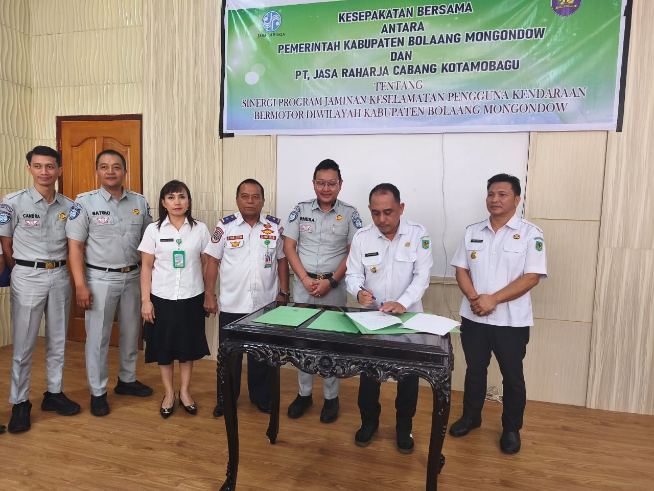 Bupati Yusra alhabsyi saat menandatangani MoU