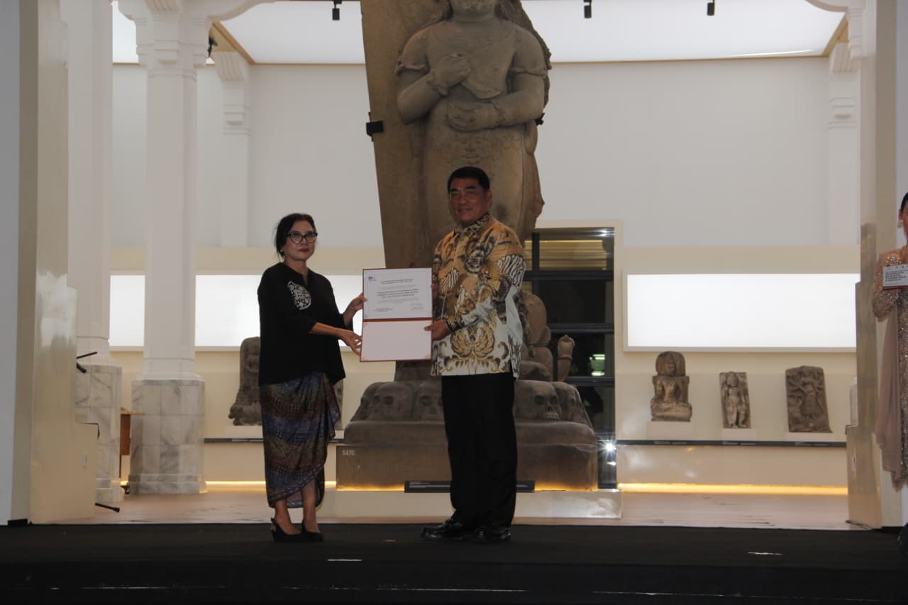 Penyerahan Sertifikat Warisan Budaya Takbenda UNESCO untuk Kolintang diterima Gubernur Yulius Selvanus.