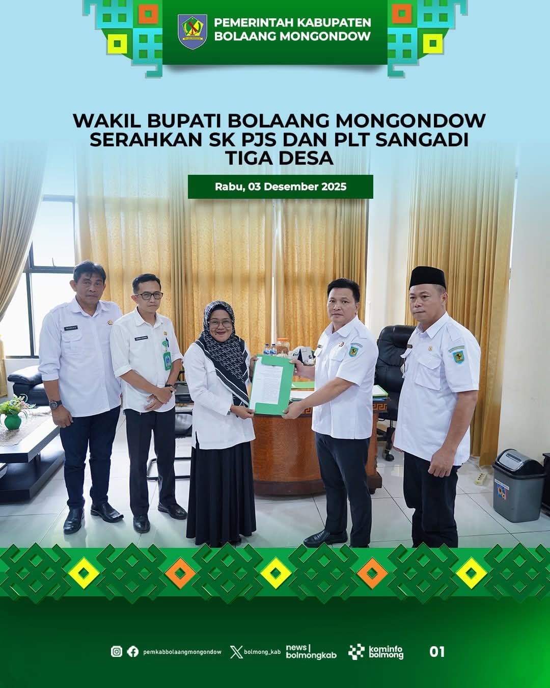 Wabup Dony Lumenta saat menyerahkan SK Plt sangadi