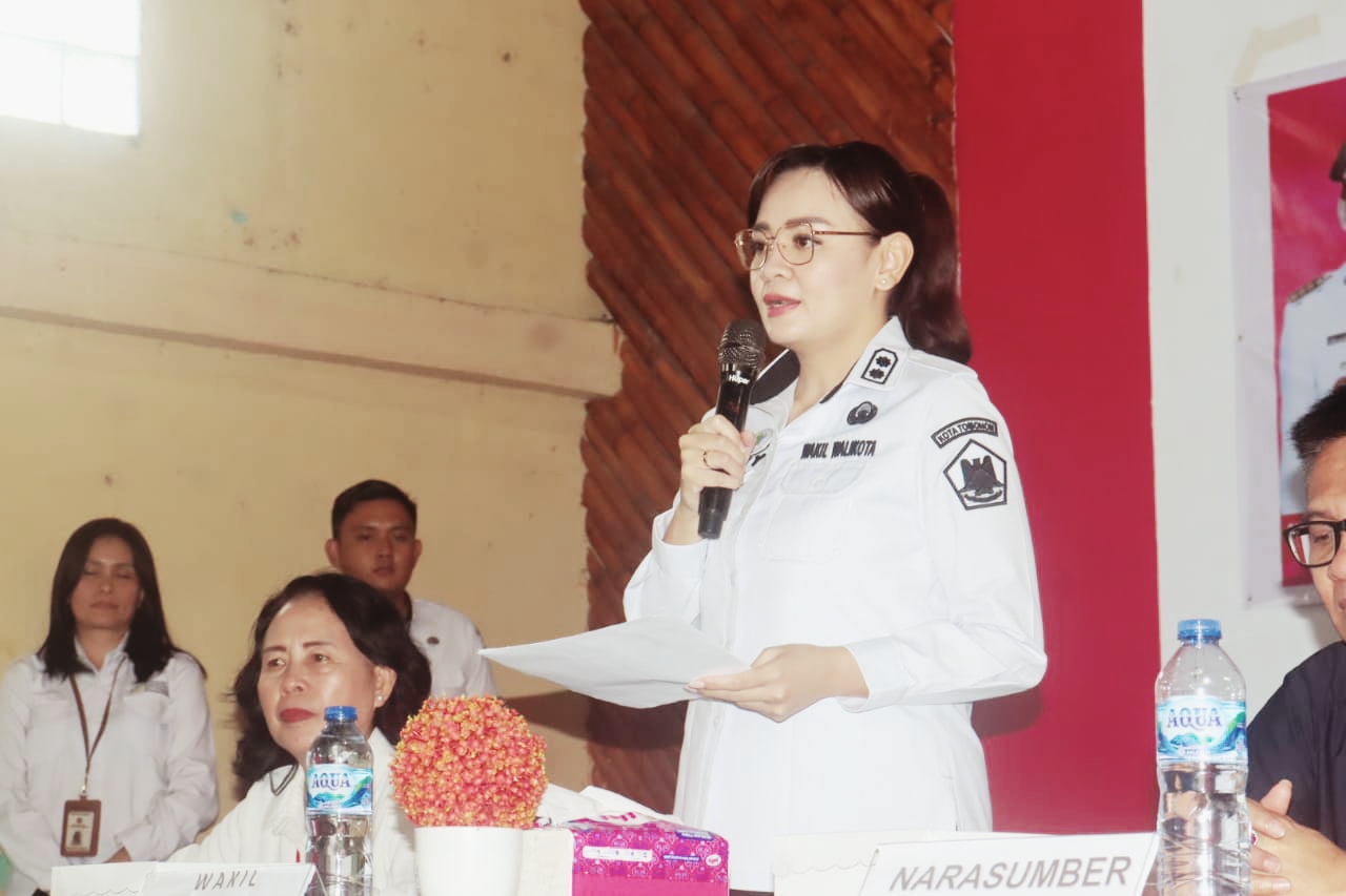 Wawali Sendy Rumajar SE M IKom didampingi Kadis Mareyke Manengkey saat memaparkan progres penanganan Stunting Kota Tomohon. Dok istimewa