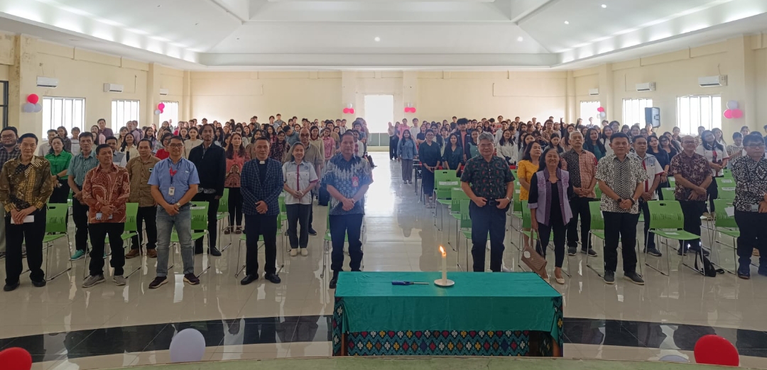 Nampak seluruh civitas akademika FMIPA Unsrat larut dalam suasana ibadah perayaan menyambut Natal tahun 2025.