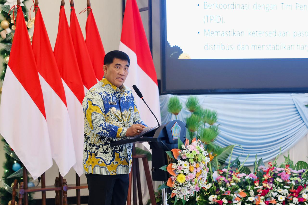 Gubernur Yulius Selvanus ketika mengumpulkan instansi teknis jelang Nataru, Kamis (4/12).