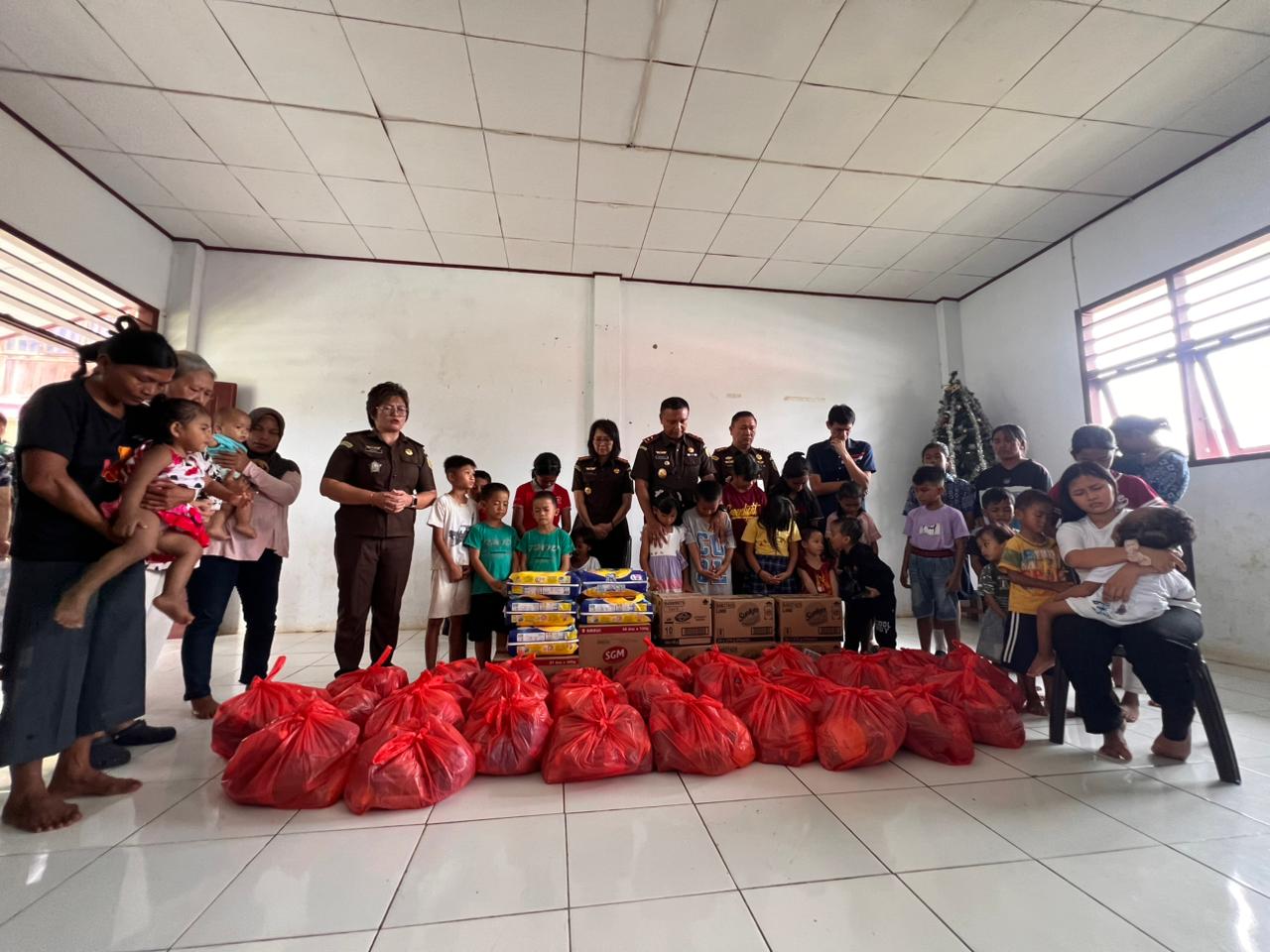 Kepala Kejaksaan Tinggi Sulut, Jacob Hendrik Pattipeilohy, S.H., M.H., dan rombongan panitia Natal Kejati Sulut yang diketuai Fanny Widyastuti di Panti Asuhan Rapi Manado