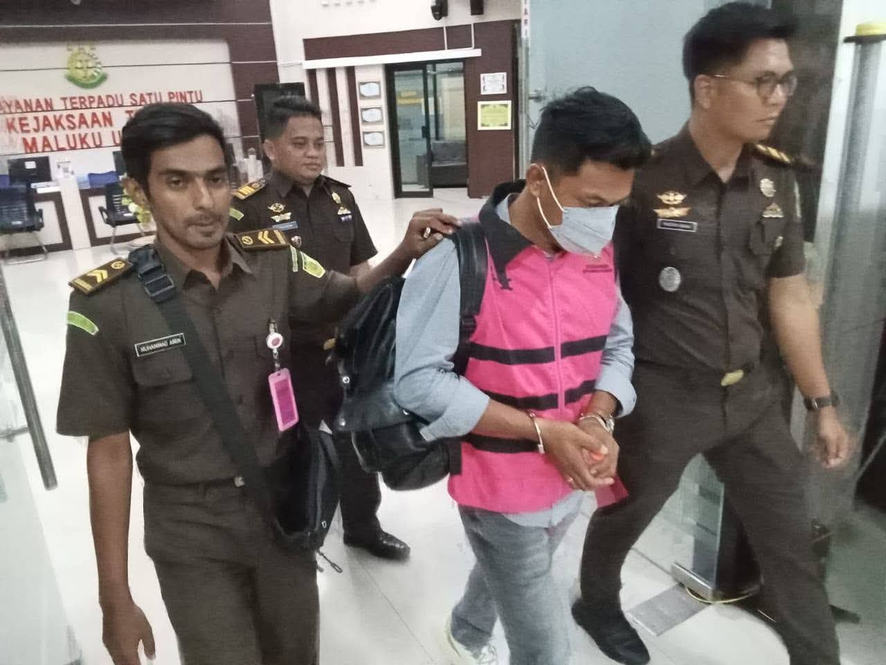 Ditahan-Anggota DPRD Kabupaten Kepulauan Talaud inisial D diduga di tahan oleh Kejaksaan Negeri Kepulauan Sula Maluku Utara.