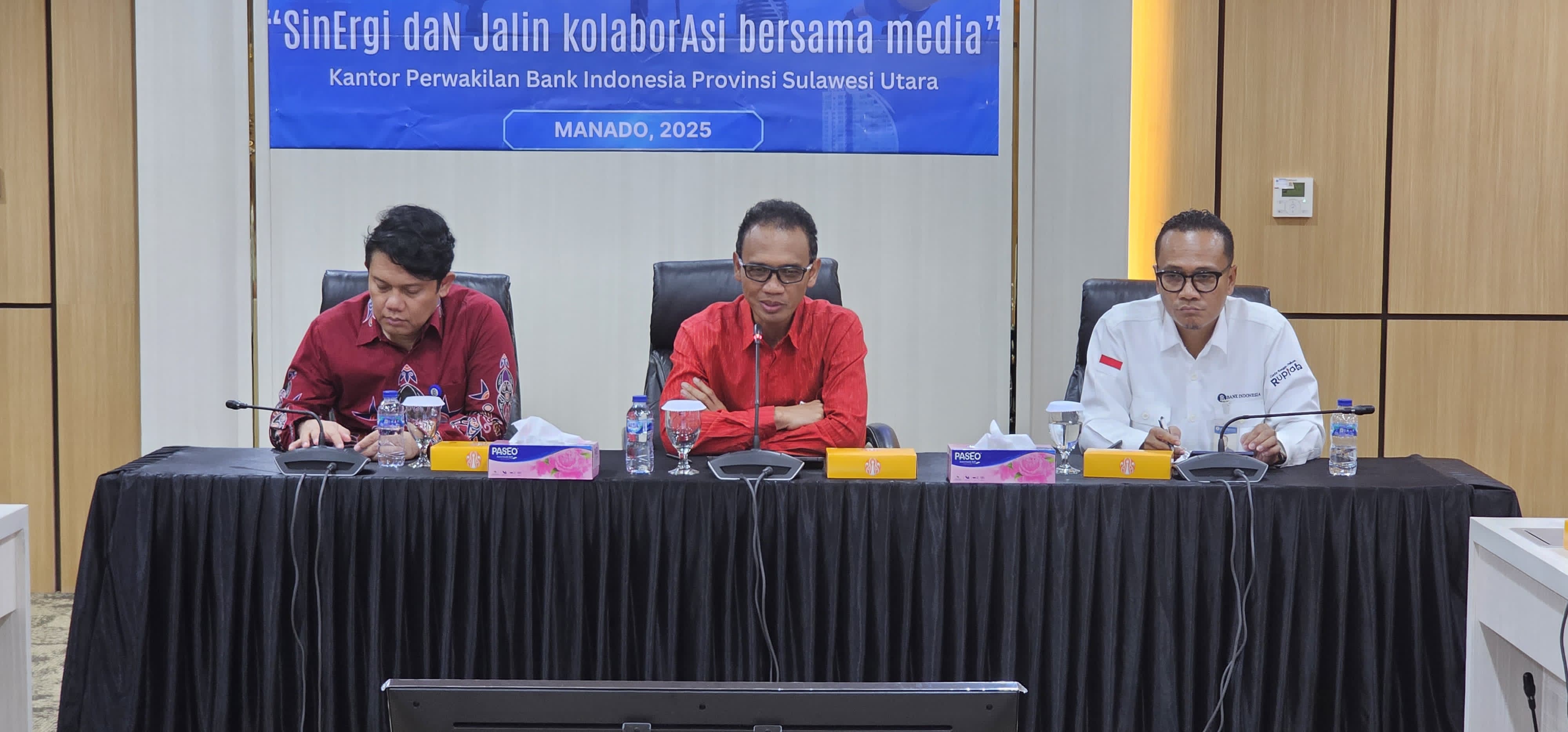 Kepala BI Sulut Joko Supratikto bersama jajaran saat menjelaskan kesiapan menghadapi Nataru, Kamis (4/12).