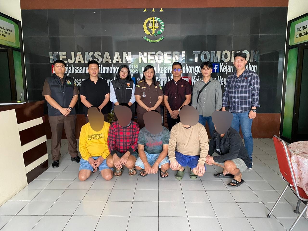 DIPROSES: Pelimpahan berkas perkara para tersangka dugaan kasus penimbunan BBM bersubsidi jenis Solar dari Satreskrim Polres Tomohon ke pihak kejaksaan. Dok istimewa