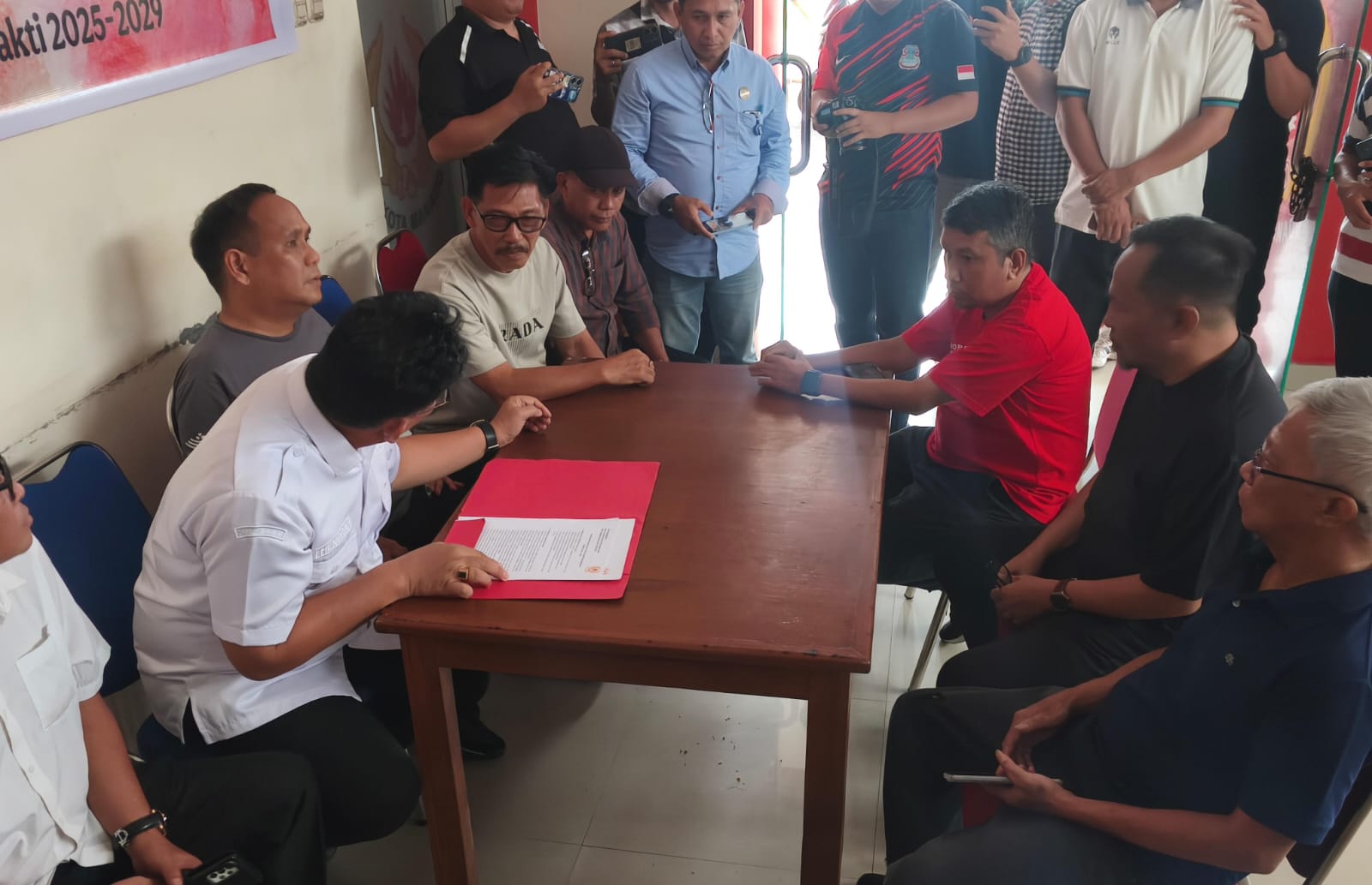 Wakil Wali Kota Richard Sualang saat mengambil formulir pendaftaran bakal calon Ketua KONI Manado, Rabu (3/12) di Sekretariat KONI Manado.