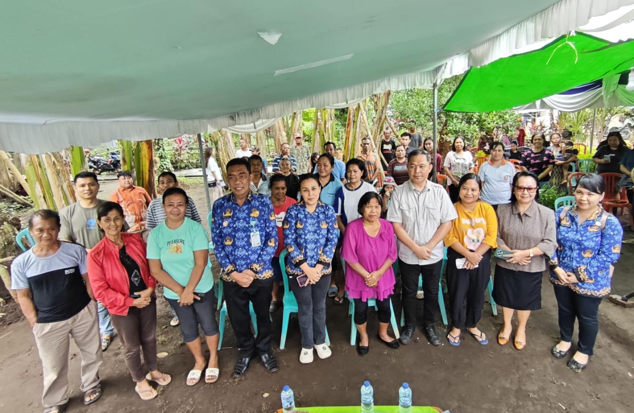 Anggota DPRD Manado saat menjemput aspirasi warga&nbsp;Kalama Lingkungan 5, Kairagi Weru, Kota Manado.