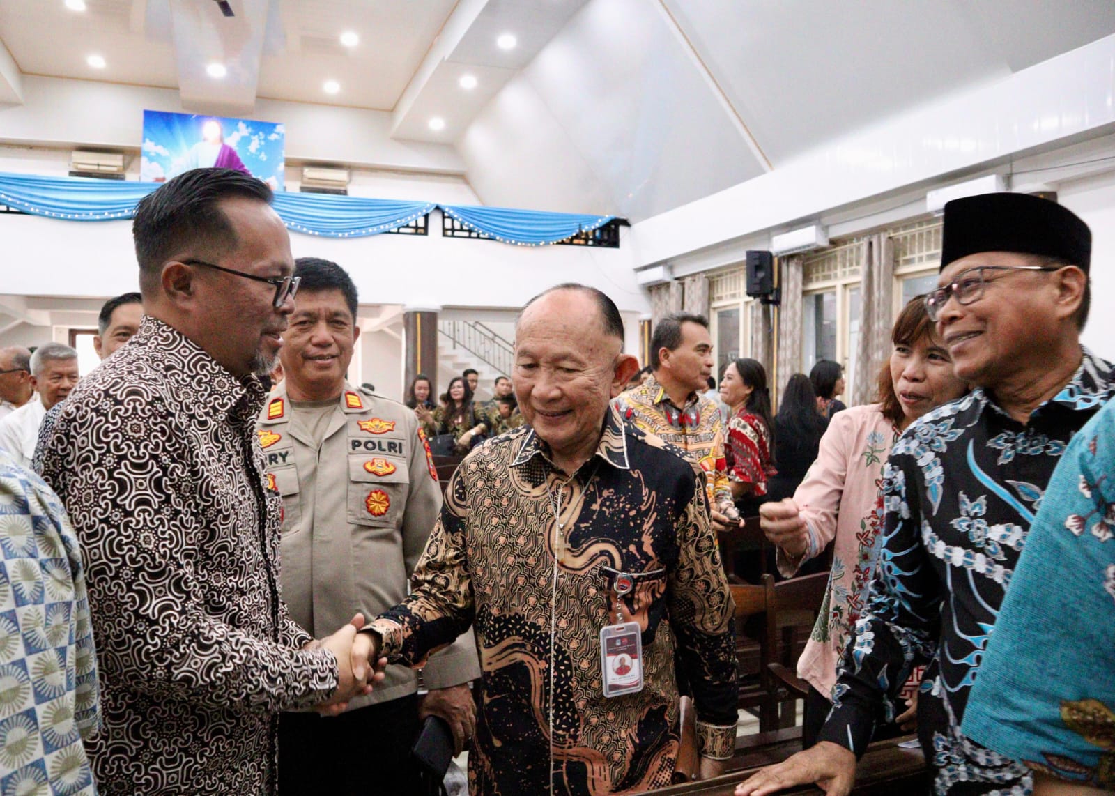 Wakil Wali Kota Manado saat menyapah tokoh agama dan masyarakat di sela-sela Safari Natal Pemkot Manado, Kamis (4/12) di GMIM Solagratia Tikala