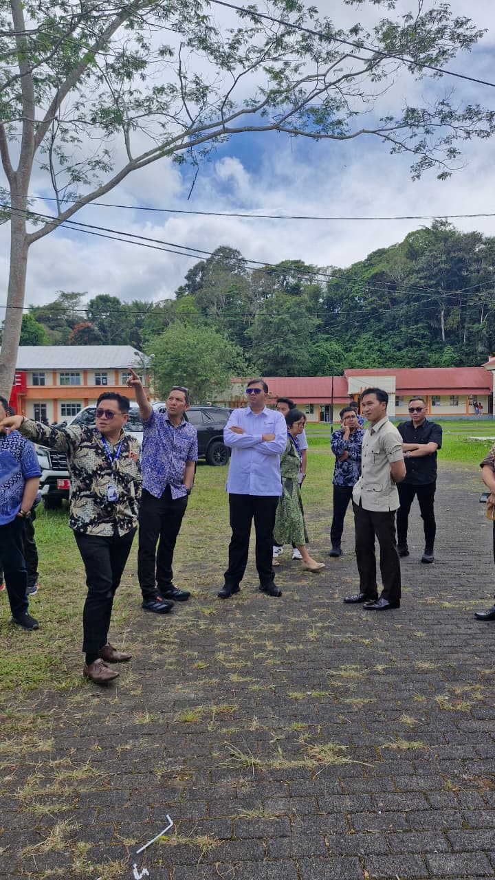 Pejabat pemerintah pusat bersama pimpinan UNIMA melakukan peninjauan lapangan terkait rencana penguatan institusi pendidikan tinggi.