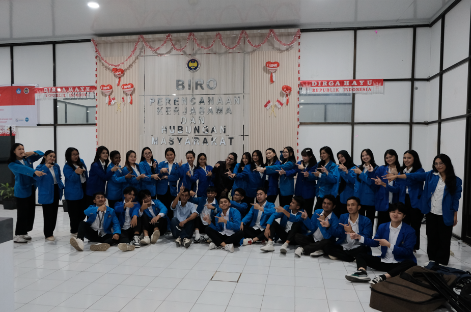 Formasi lengkap Sciencephonia yang sukses mengantarkan Unima meraih Juara 3 dalam lomba paduan suara tingkat nasional.