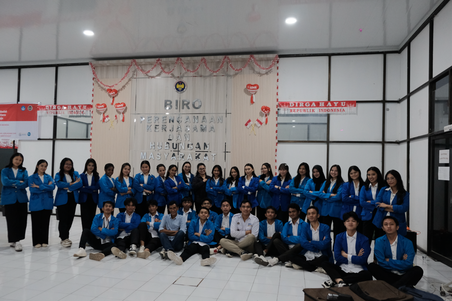 Puluhan mahasiswa anggota Paduan Suara Sciencephonia FMIPAK Unima berpose kompak sebagai simbol kesiapan menghadapi kompetisi nasional.