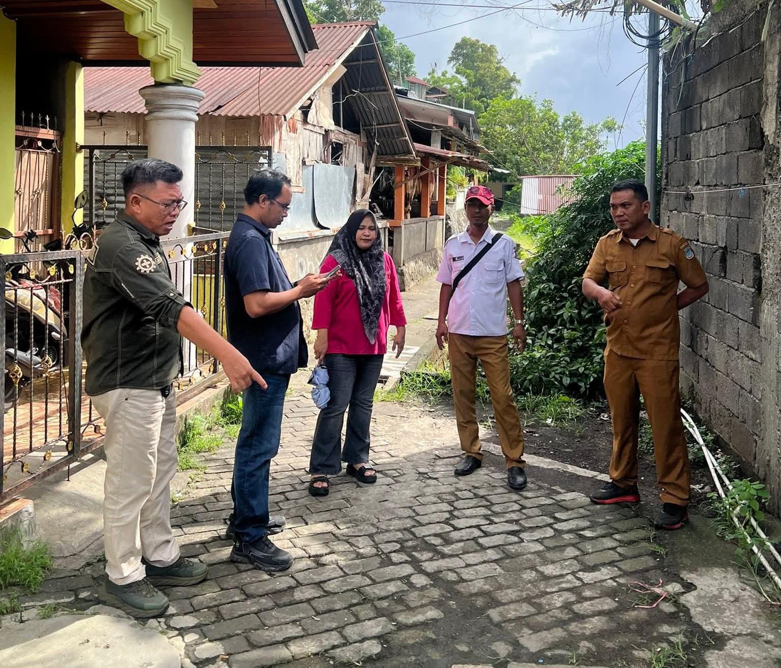 Anggota DPRD Manado bersama pihak Dinas Perkim saat meninjau sejumlah lokasi untuk dilakukan beberapa pembangunan di kompleks kampung Tali Tuminting Lingkungan 2, Kecamatan Tuminting.