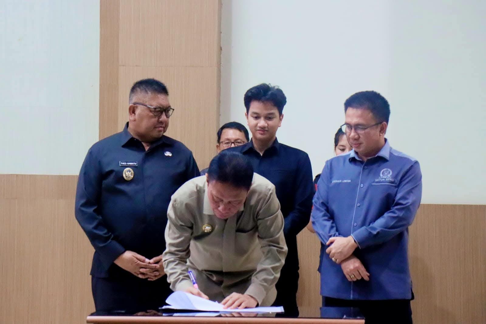 KOLABORASI: Bupati Minsel Franky Donny Wongkar bersama DPRD dalam Rapat Paripurna Pembicaraan Tingkat Kedua terhadap Rancangan Peraturan Daerah APBD Tahun Anggaran 2026
