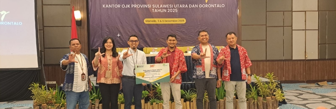 Penyerahan simbolis tabungan emas kepada perwakilan media, di sela Media Gathering OJK bersama Pegadaian pekan lalu.