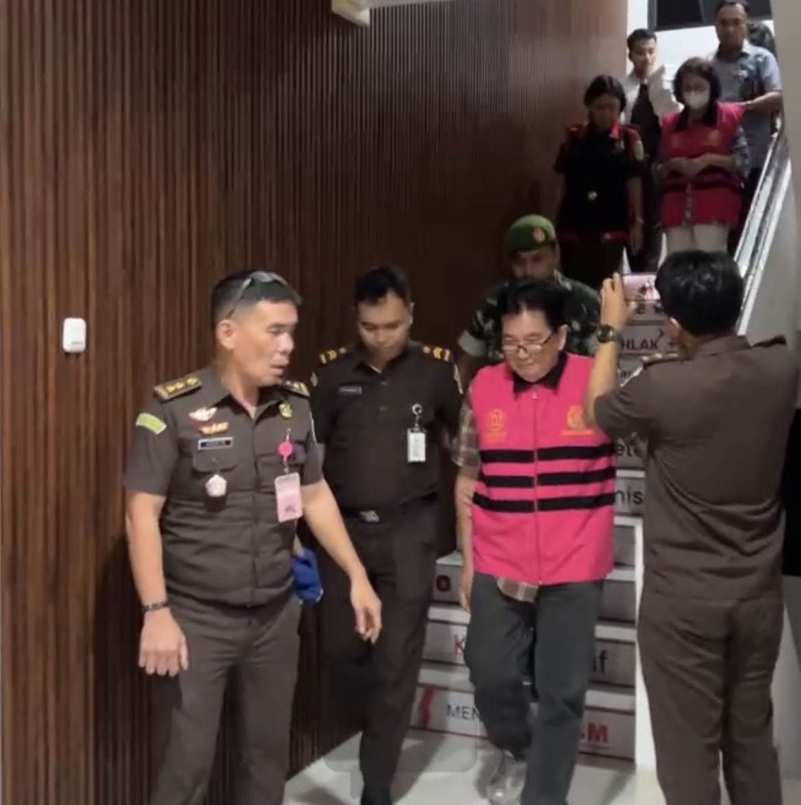 Kejati Sulut resmi menahan dua tersangka dugaan korupsi, Senin (8/12/2025) malam.