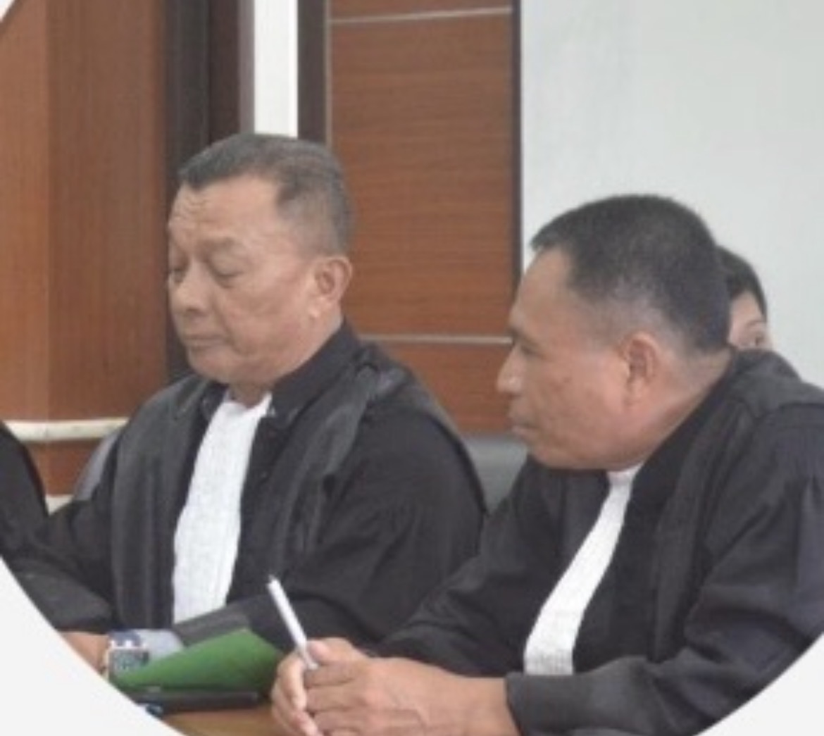 Penghiburan Balderas SH dan Grubert Ughude SH, kuasa hukum dari Windyarti Mamu.