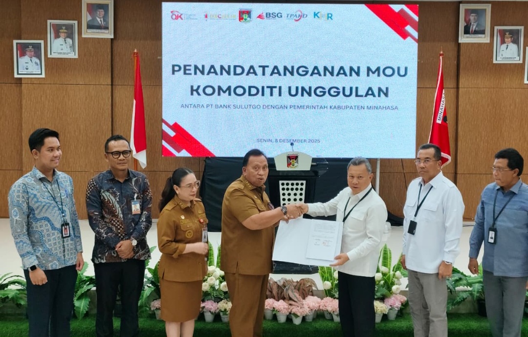 Dirut BSG Revino Pepah bersama Bupati Minahasa Robby Dondokambey dan jajaran usai pelibcuran KUR Bohusami, Senin (8/12).