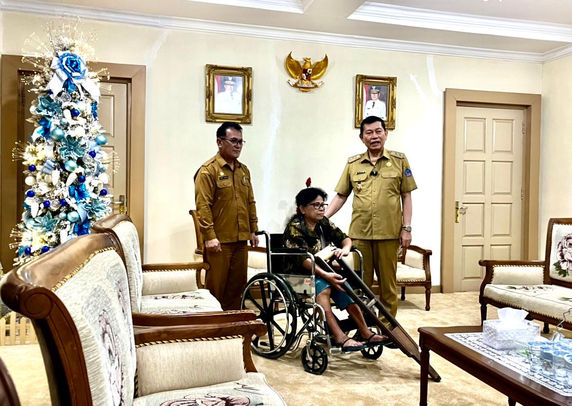 Penyerahan bantuan kursi roda pada kaum disabilitas, dilakukan langsung Wagub Victor Mailangkay.