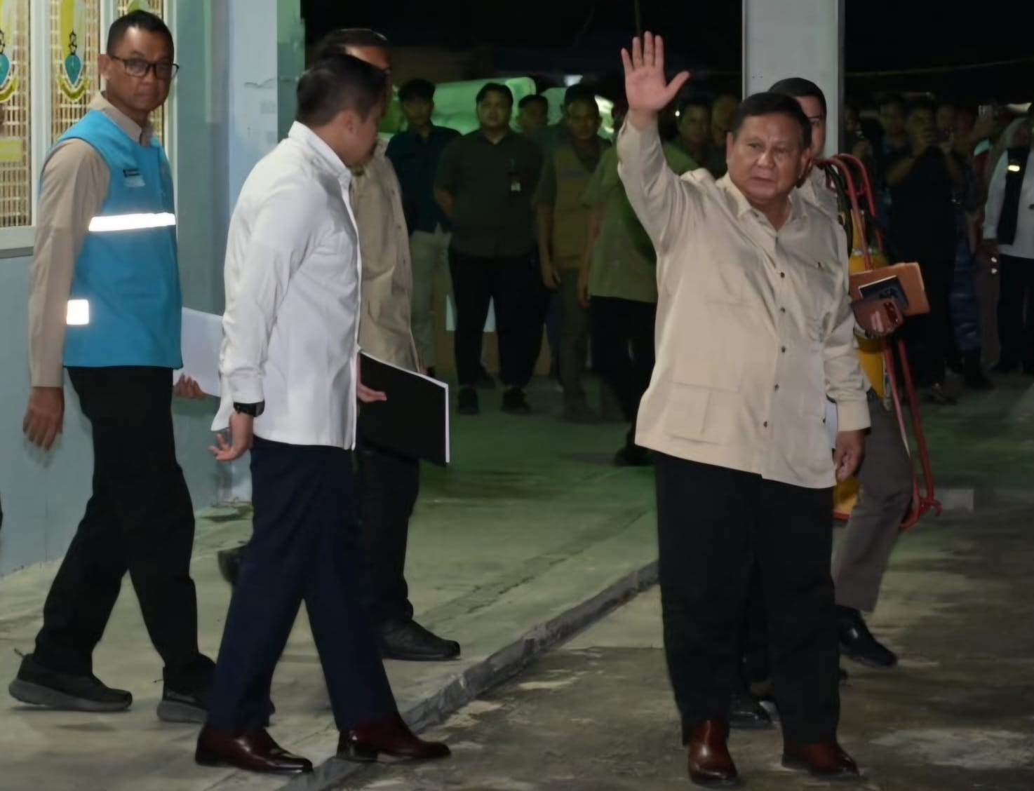 Presiden Republik Indonesia, Prabowo Subianto (kanan), Sekretaris Kabinet, Teddy Indra Wijaya (tengah) dan Direktur Utama PLN, Darmawan Prasodjo (kiri) setelah menghadiri rapat terbatas pemerintah.