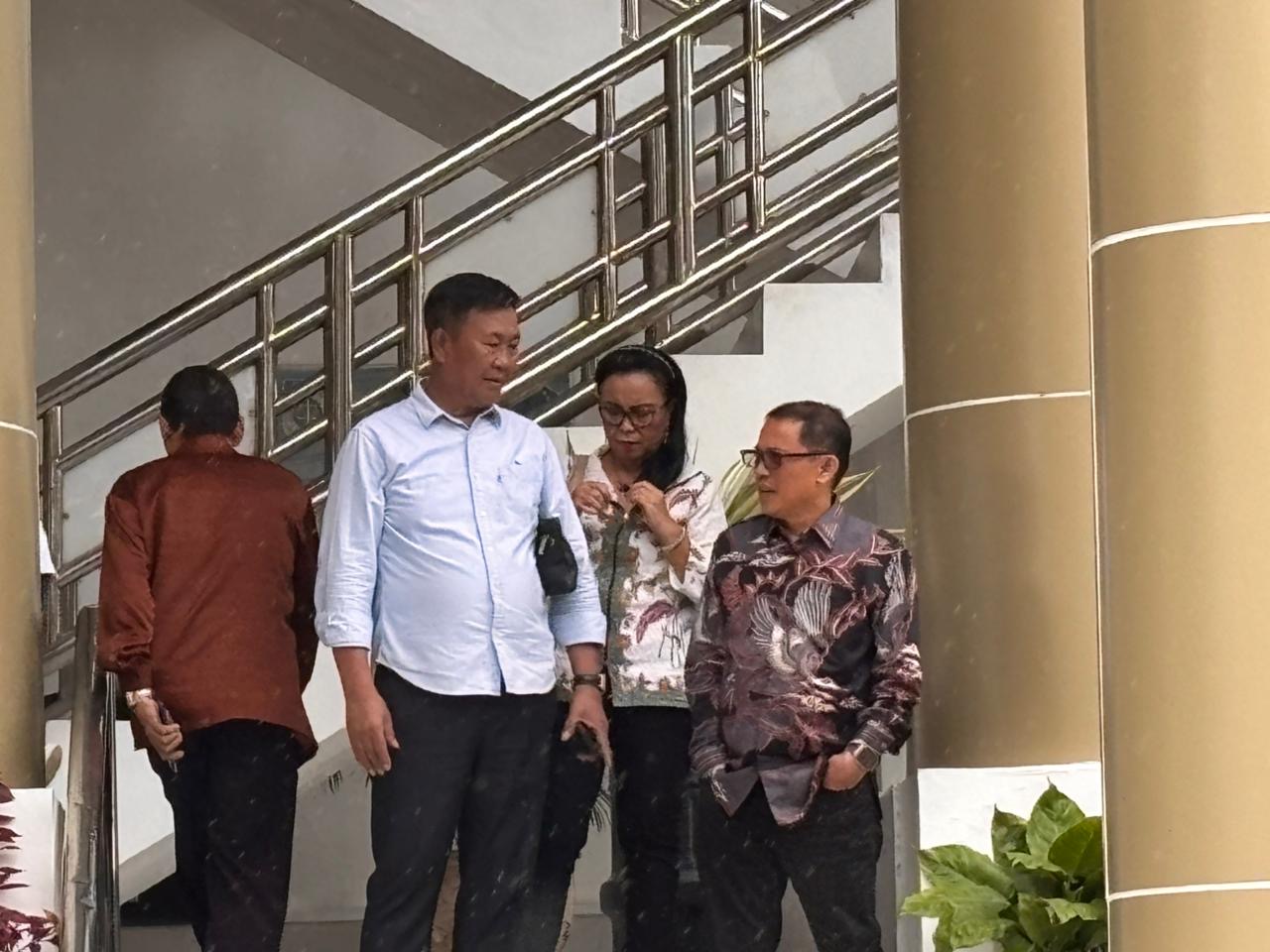 Rektor Unsrat Berty Sompie tampak berada di teras depan Kejati Sulut siang tadi