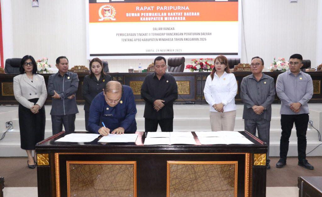Ketua DPRD Minahasa saat menandatangani surat keputusan dalam rapat paripurna