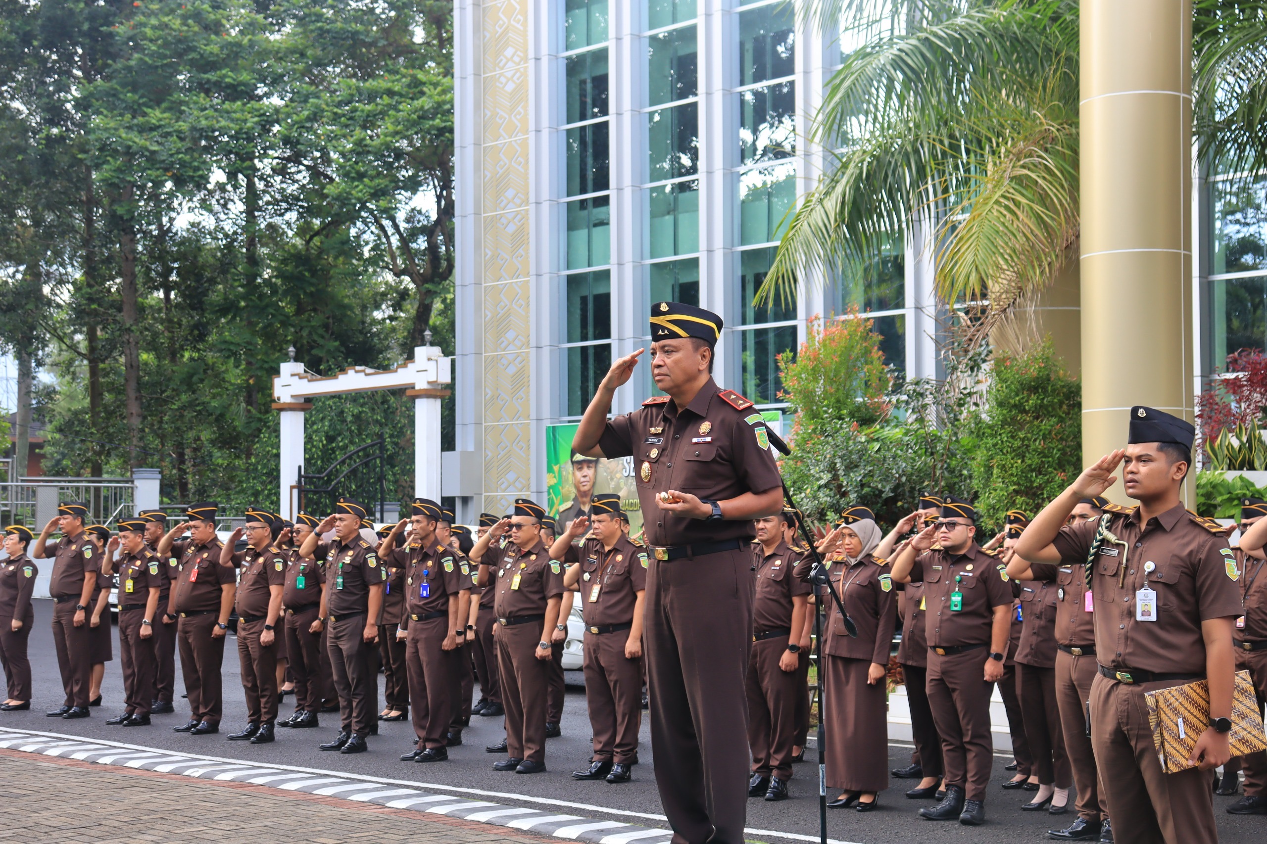Upacara dipimpin Kepala Kejati Sulut Jacob Hendrik Pattipeilohy, S.H., M.H., yang membacakan amanat Jaksa Agung RI