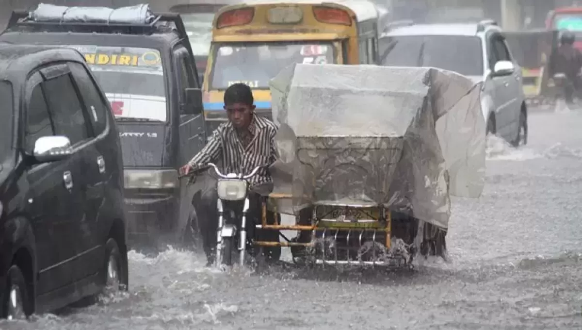 Pengemudi becak motor (betor) menembus air yang menggenang di Jalan Denai, Medan, Sumatra Utara (Kiki Cahyadi/ANTARA)