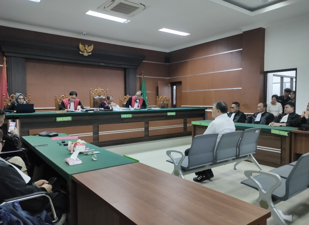 BERAKHIR: Terdakwa Pdt Hein Arina dalam persidangan kasus hibah GMIM agenda putusan.