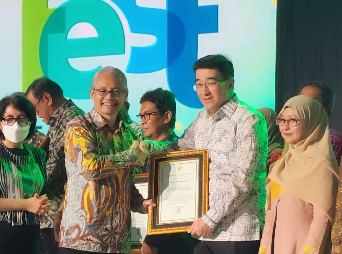 PRESTASI: Dirut RSUP dr Starry Rampengan saat menerima penghargaan.