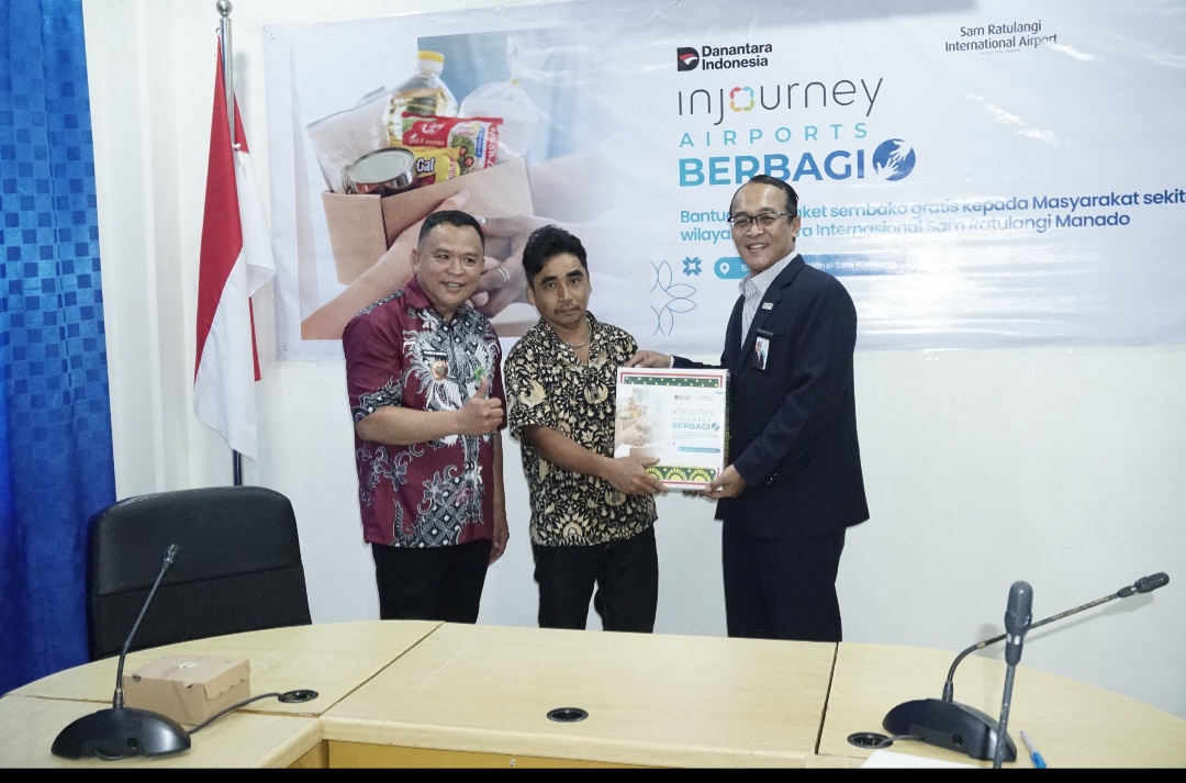 General Manager InJourney Airports Bandara Sam Ratulangi, Radityo Ari Purwoko saat menyerahkan CSR kepada masyarakat yang membutuhkan, Kamis (11/12)