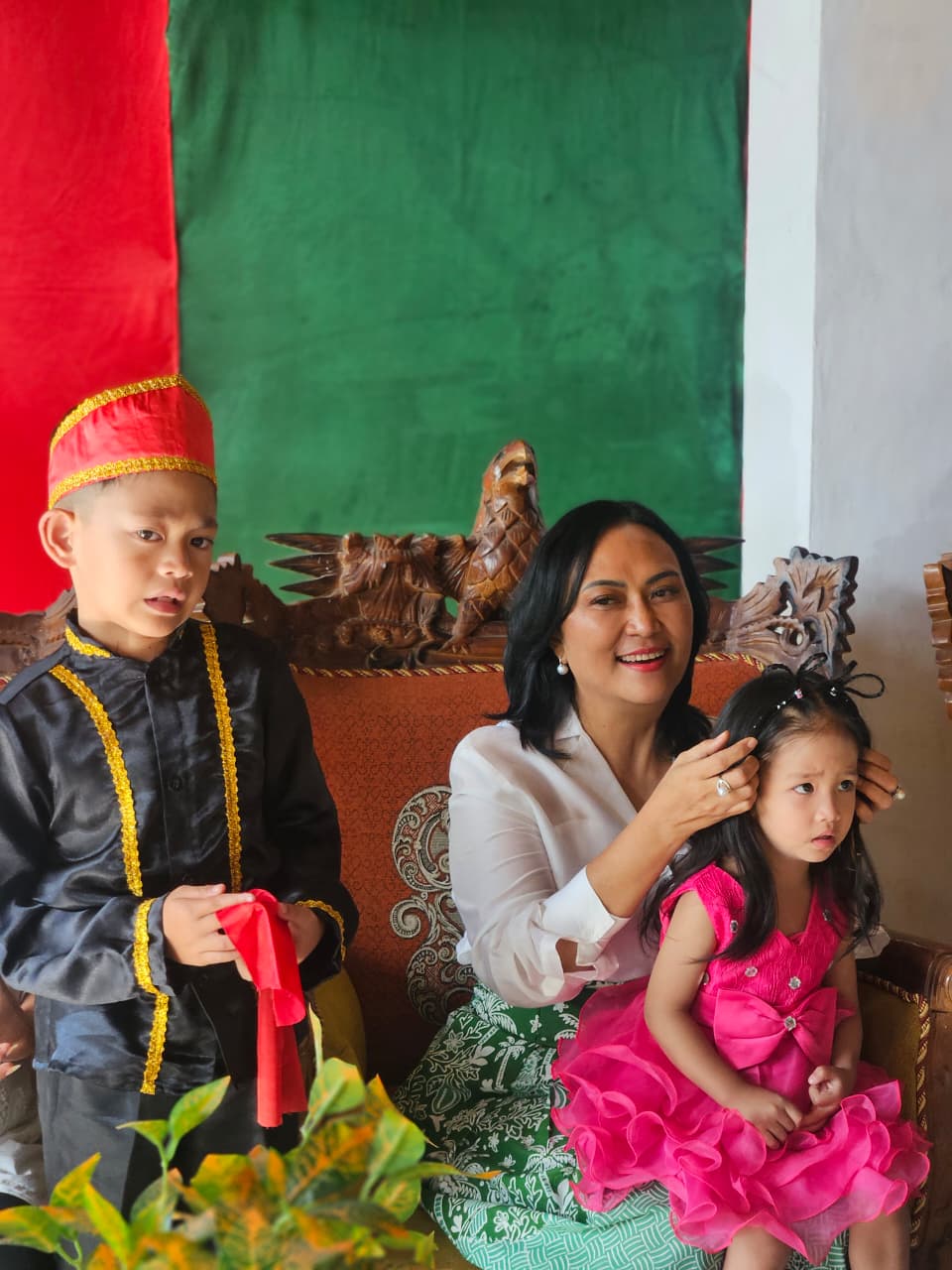 Perayaan HUT ke-56 Ny Anik Yulius Selvanus bersama anak panti asuhan.