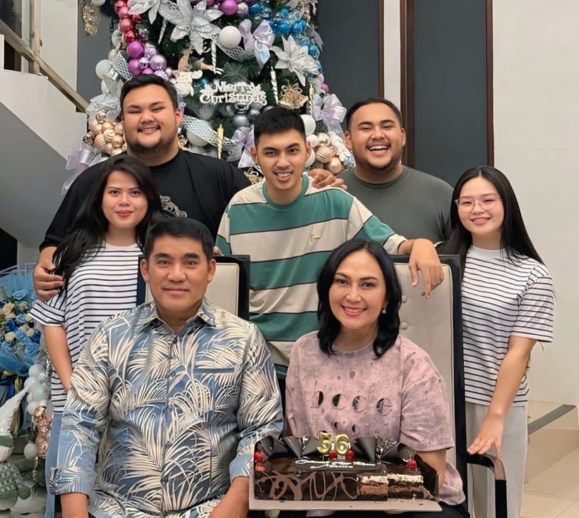 Kehangatan keluarga besar Gubernur Sulut Yulius Selvanus di HUT ke-56 Ny Anik Yulius Selvanus, Kamis (11/12).