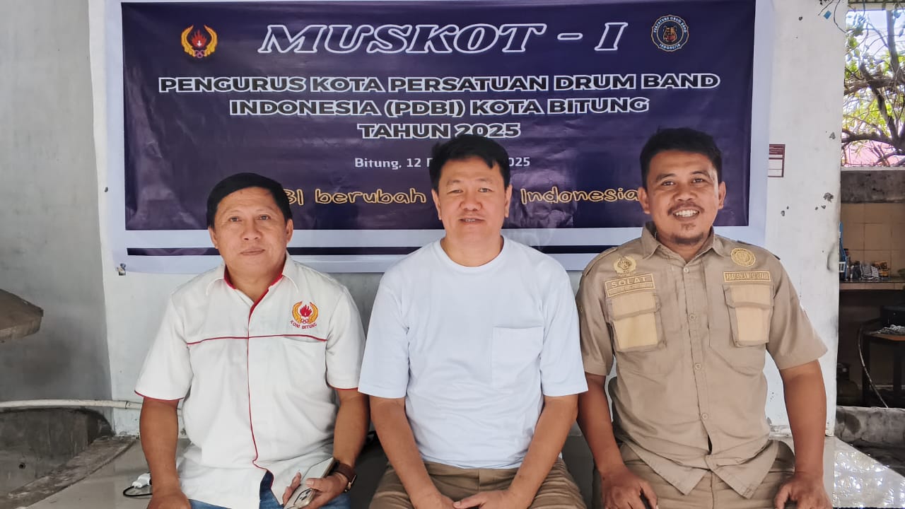 Ketua PDBI Bitung Paulus Denny Liemitang (tengah) diapit Sekretaris KONI Bitung Terry Pandoh (kiri) dan Wakil Ketua Umum Bidang Organisasi PDBI Sulut Sofyan Latif (kanan).(Dok Istimewa)