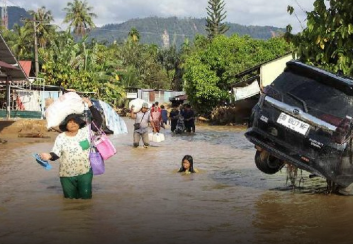 BNPB melaporkan korban tewas akibat banjir bandang menembus 1000 jiwa.