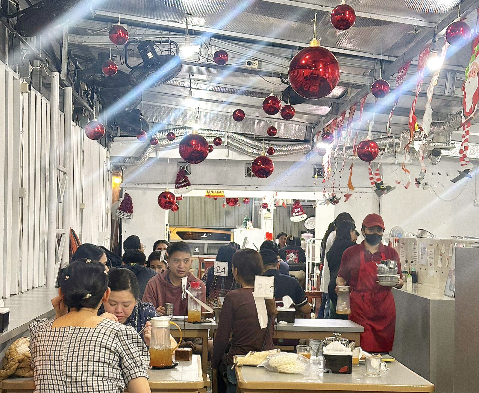 Nuansa dekorasi Natal menghiasi tempat makan Sondo Misoa Bar