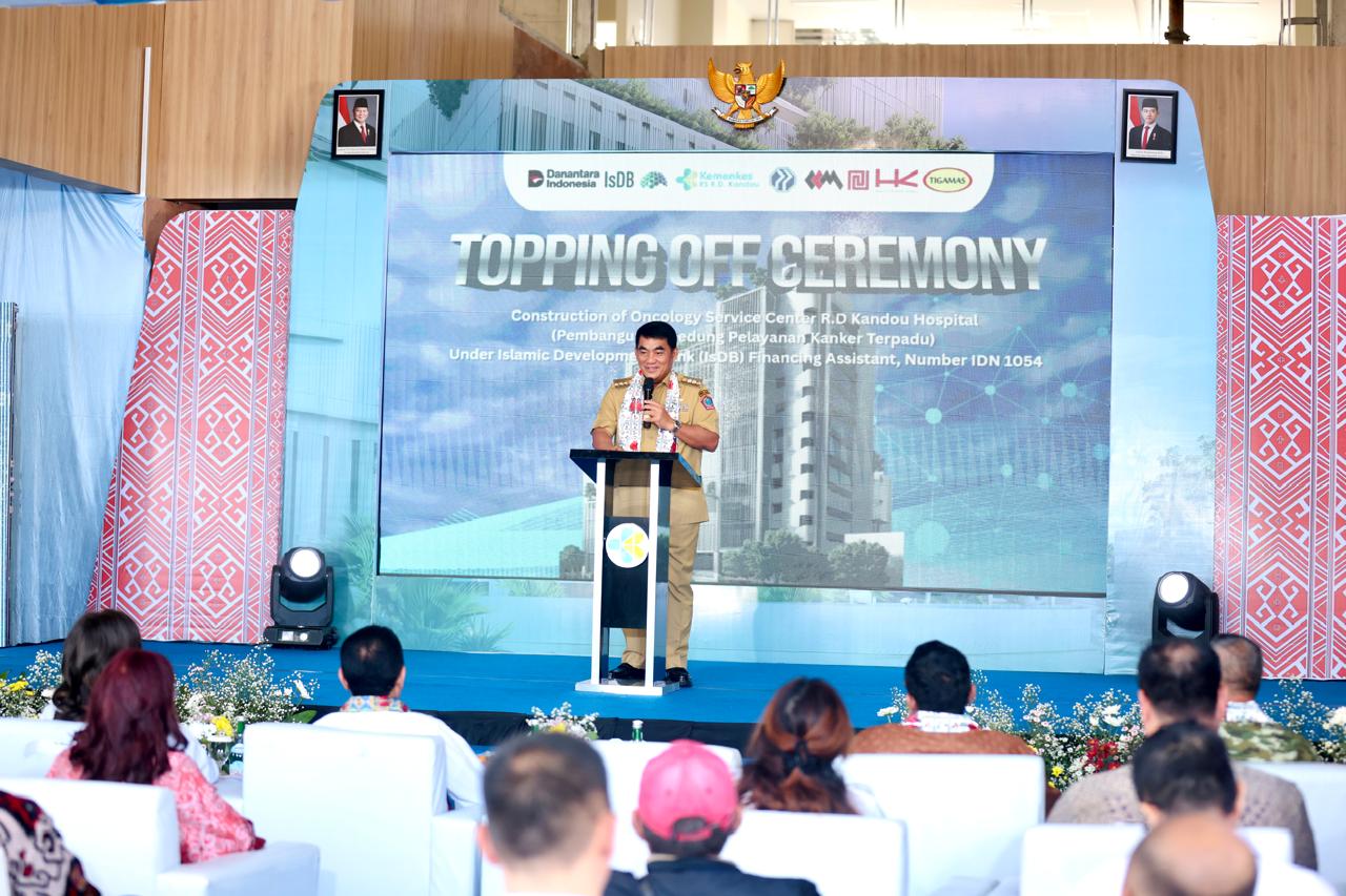 Gubernur Sulut Yulius Selvanus saat hadiri topping off RSUP Prof Kandouw, Senin (15/12).