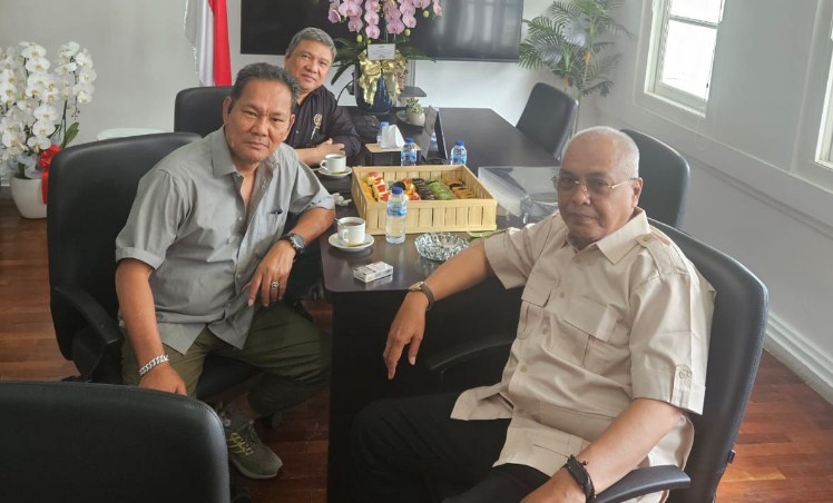 Ketua Panitia Natal Edison Siahaan didampingi Sekretaris Panitia Jimmy Endey Bertemu Ketua Umum PWI PUSAT Akhmad Munir.
