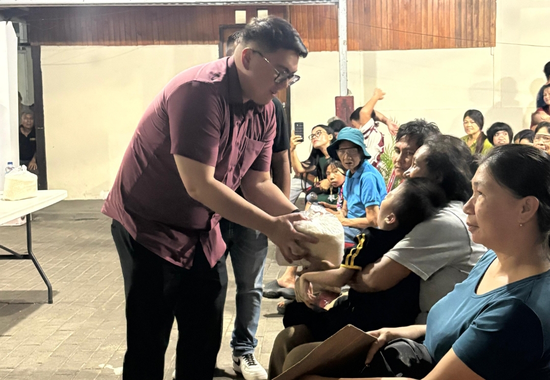 Rio Dondokambey saat membagikan diakonia Natal bagi penyandang disabilitas di Minsel