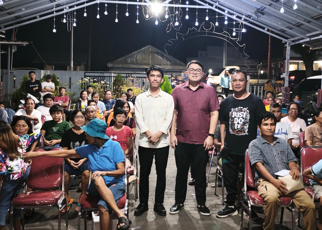 Rio Dondokambey foto bersama para Penyandang Disabilitas di Minsel