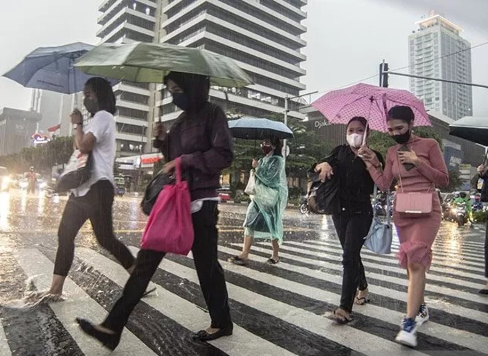 Ilustrasi hujan di kawasan Sarinah Thamrin, Jakarta. Muhammad Adimaja/Antara